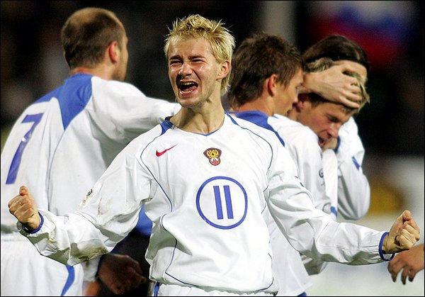 На Евро-2004 сборная поехала в модной форме, с номером в круге. Не помогло. На Евро-2004 сборная поехала в модной форме, с номером в круге. Не помогло.