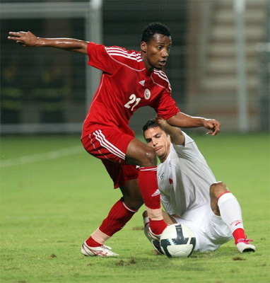 Ahmed Hadeed и Mark Gonzalez в матче Оман - Чили, 0:1