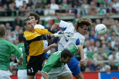 6 сентября 2003 года. Ирландия - Россия - 1:1. В том матче Дмитрий Булыкин (справа) запомнился не только роскошной шевелюрой, но и отличной игрой как в нападении, так и в обороне.