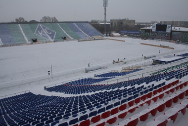 Пока снег на стадионе в Самаре не редкость.