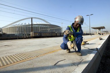 20 мая 2010 года. Последние приготовления перед ЧМ в Дурбане: строители заканчивают работы на вокзале около стадиона Мозес Мабида.