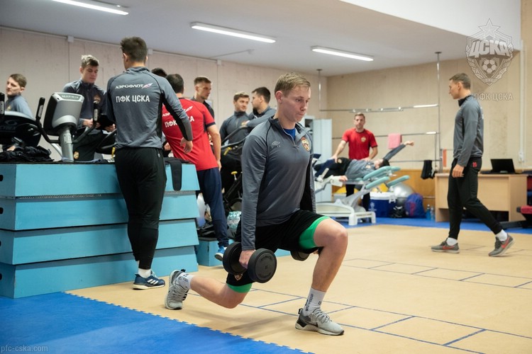 Дмитрий Ефремов на тренировке в зале